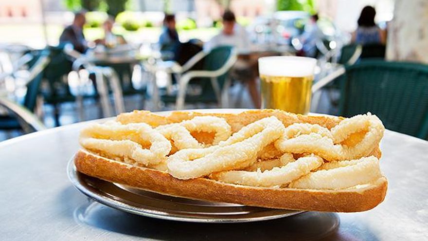 Cuatro versiones de uno de los platos más típicos de Madrid, el bocata de calamares