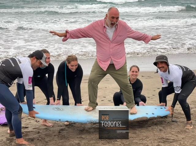 José Andrés, surfeando en Famara, Lanzarote