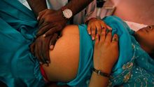 Siete de cada mil mujeres tienen que ser atendidas debido a abortos inseguros / AP