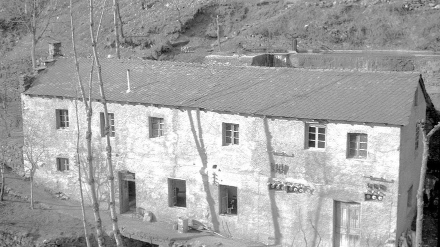 La Fábrica, a la vieja central hidroeléctrica de Villaseca de Laciana. Foto: Club Xeitu.