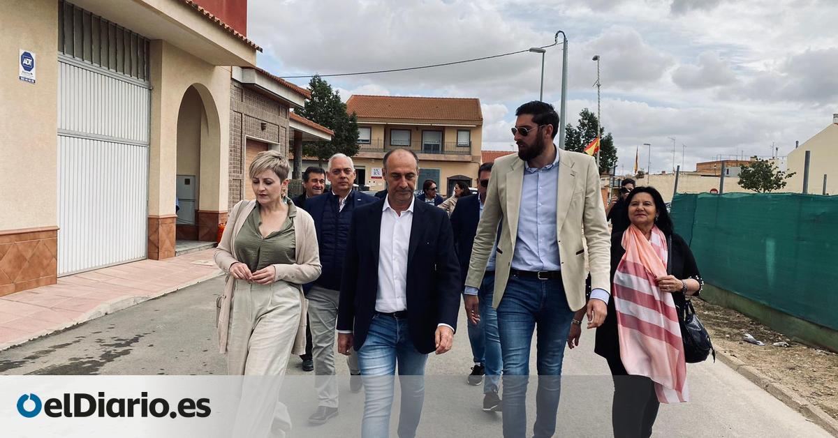 Unos mensajes de WhatsApp sitúan a la cúpula de Vox al corriente de los pagos de Garre meses antes de la ruptura en Torre Pacheco