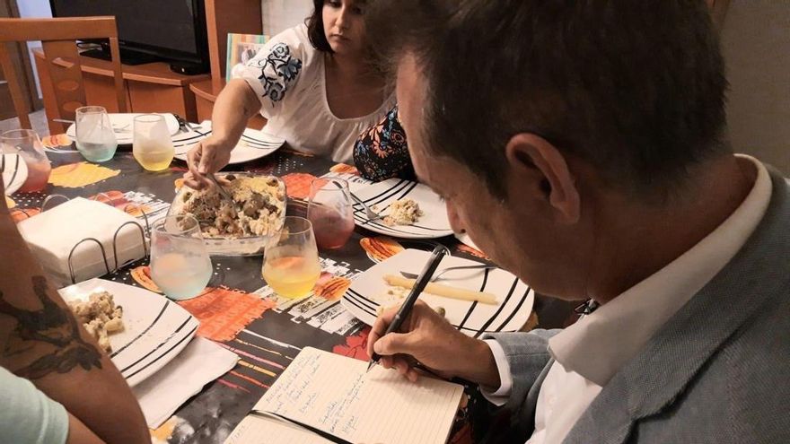 Michel Montaner, alcalde de Xirivella, apunta en su particular 'cuaderno de bitácora' las propuestas que le realizan sus vecinos.