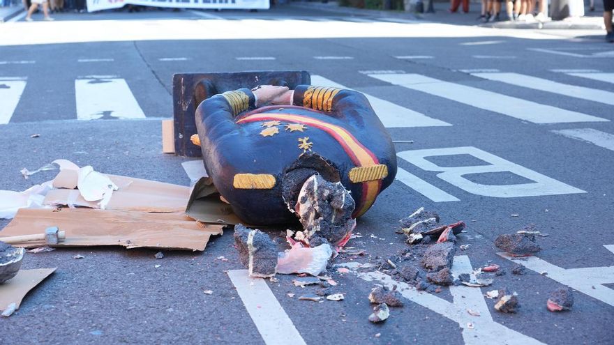 La Ertzaintza abre una investigación por la decapitación de una figura del rey en una manifestación de Ernai