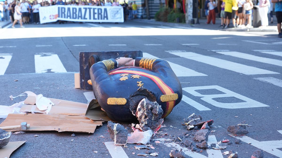 La Ertzaintza abre una investigación por la decapitación de una figura del rey en una manifestación de Ernai
