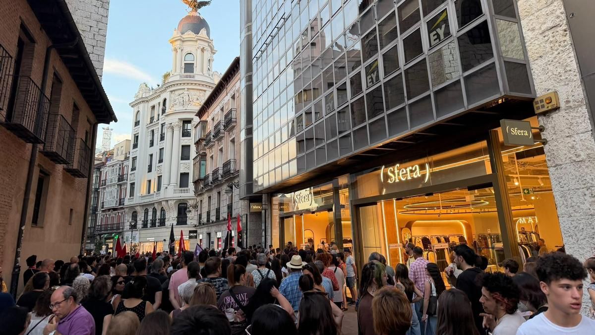 Valladolid se solidariza con Maricarmen ante la sede de Urbagestión: "Su estrategia está muy naturalizada"