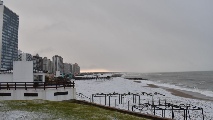 Nevada histórica cubre playas de la costa argentina por primera vez desde 2013