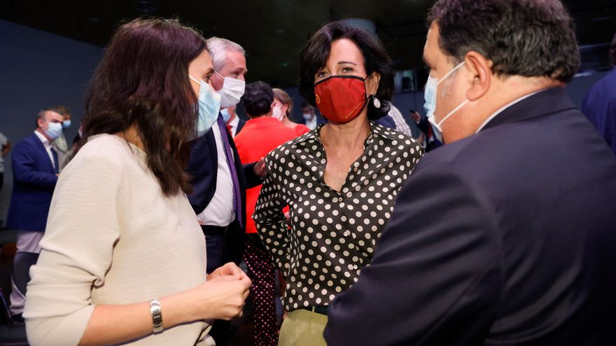 La ministra Irene Montero habla con la presidenta del Santander, Ana Botín, antes del discurso.
