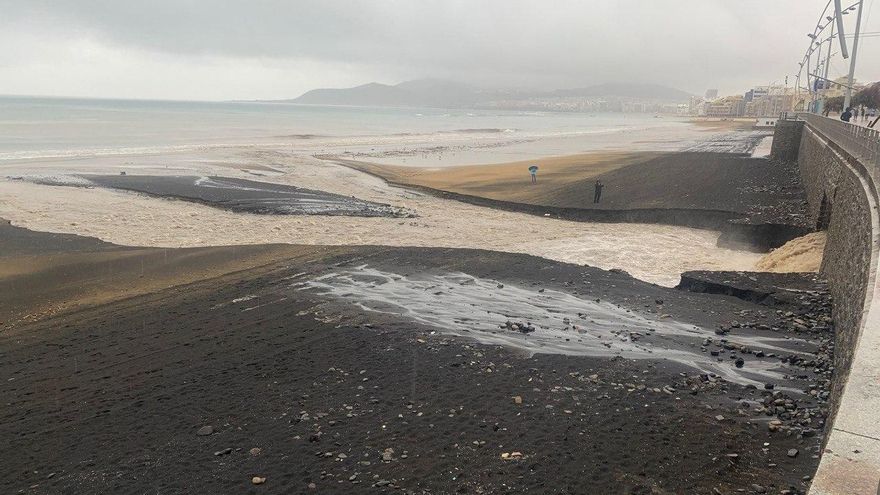 Escorrentía del barranco La Ballena en la playa de Las Canteras