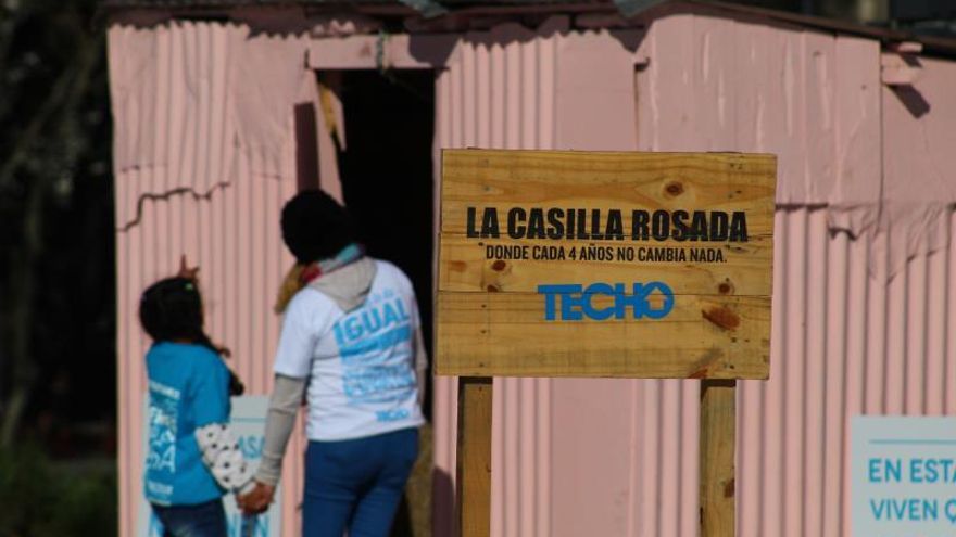 La organización social Techo, que trabaja para mejorar las condiciones de vida de las comunidades de barrios populares, denunció esta situación al colocar el miércoles frente a la Casa Rosada, sede del Gobierno argentino, la "Casilla Rosada", un ejemplo del tipo de casas en las que habita uno de cada diez argentinos.