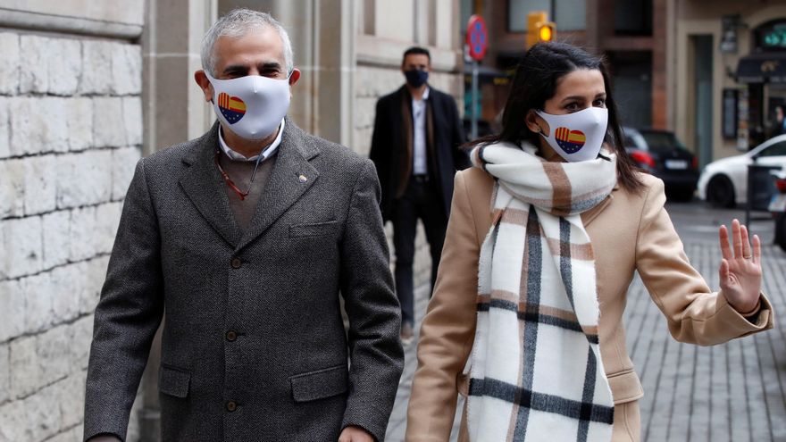 El candidato de Ciudadanos a la presidencia de la Generalitat, Carlos Carrizosa (i), llega junto a la presidenta del partido, Inés Arrimadas, al colegio electoral