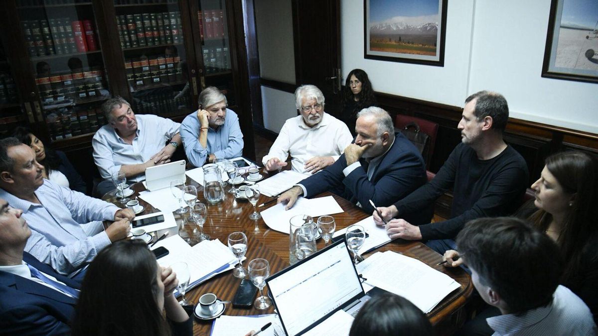 Representantes de distintas entidades del sector productivo participaron la semana pasada de una reunión en el Senado de la Nación para exponer la crítica situación que atraviesan las pequeñas y medianas industrias.