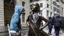 La estatua de la niña ha sido colocada frente al famoso toro de Wall Street.