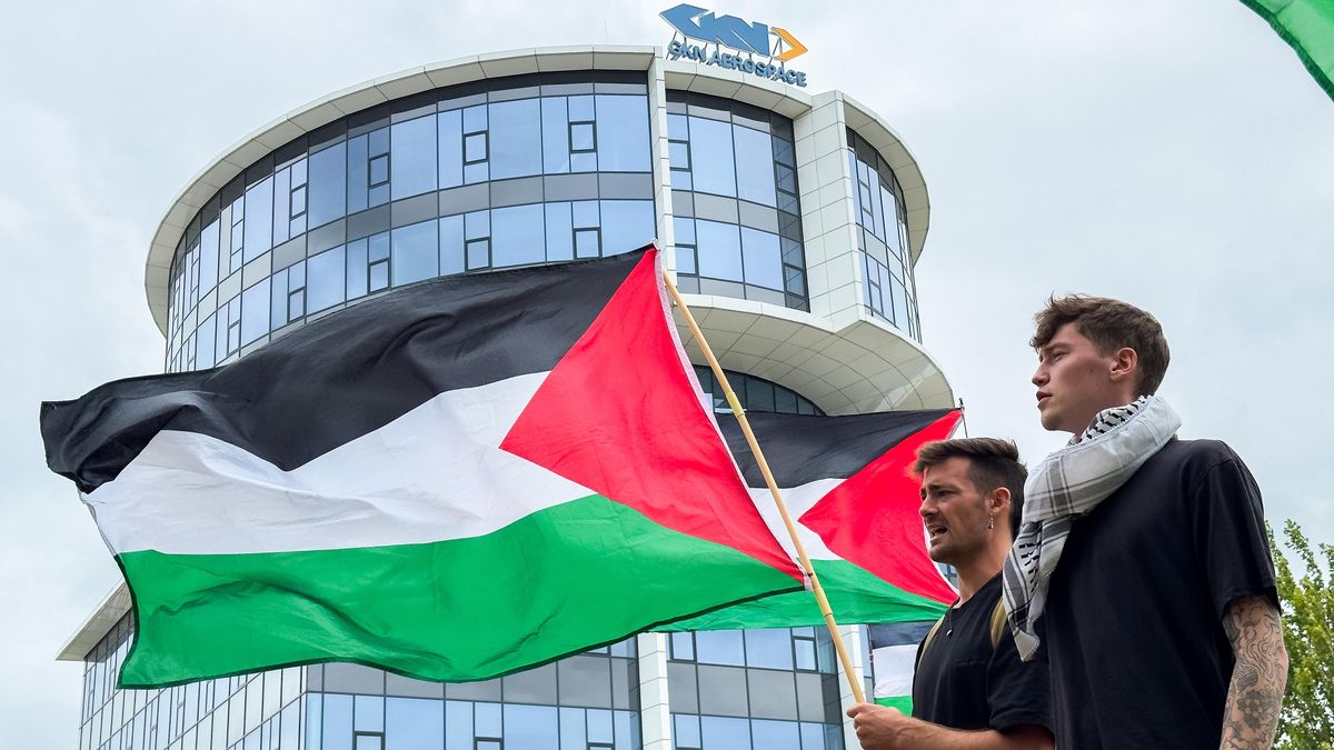 Un protesta contra la exportación de piezas de GKN Fokker para los aviones de combate israelíes F-35 en Papendrecht, Países Bajos, el 5 de julio.