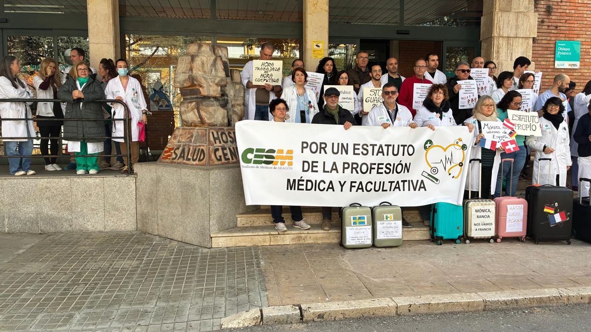 Concentración huelga médicos en el hospital Obispo Polanco de Teruel