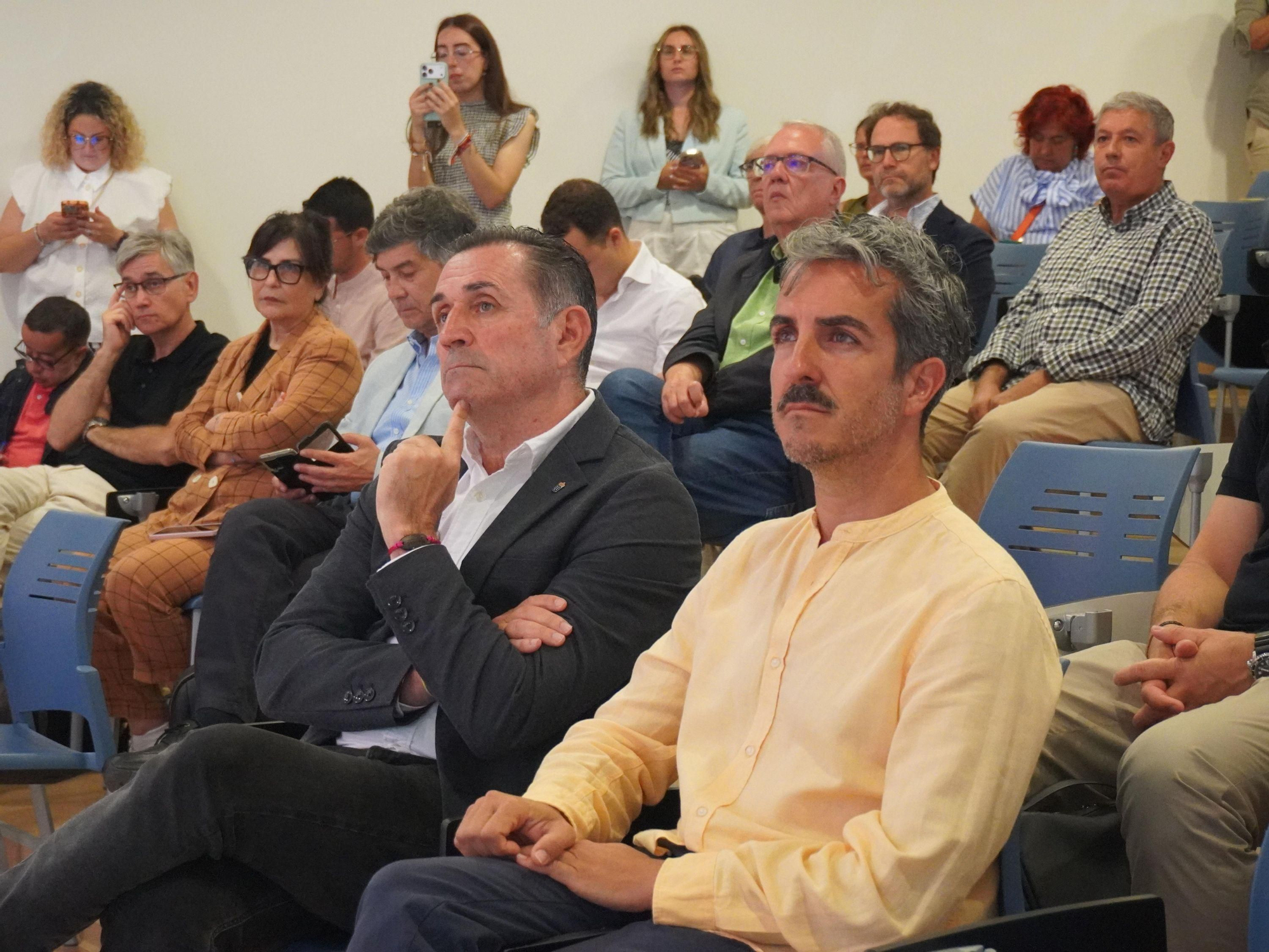 El director general de Patrimonio Cultural, Miguel Ángel Clavijo, y, a la derecha, Rayco León, consejero de cultura del Cabildo de Fuerteventura, escuchan una de las ponencias.