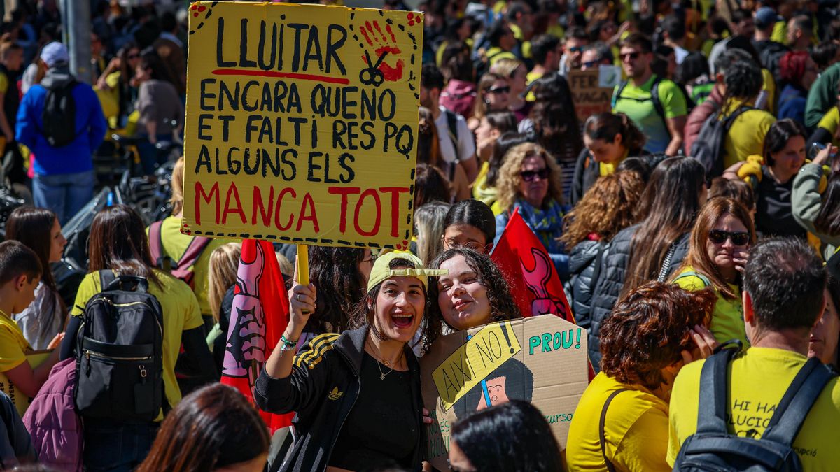 Docentes se manifiestan con sus pancartas en el Passeig de Sant Joan