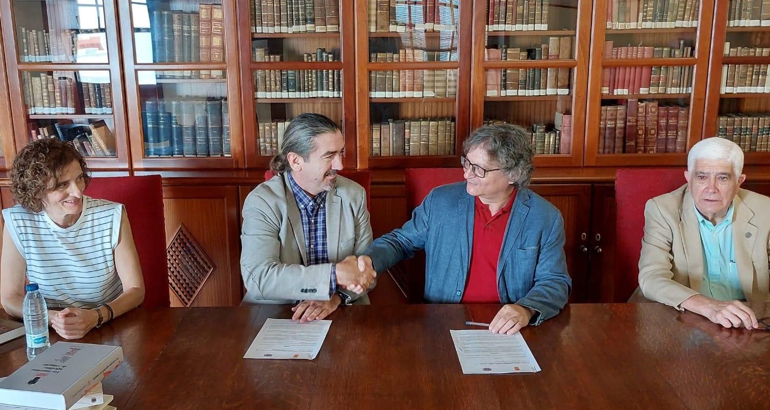 Un momento del acuerdo entre el Instituto de Estudios Canarios y La Sociedad Cosmológica.