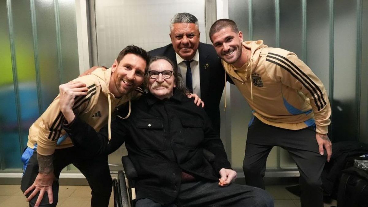 Lionel Messi, Rodrigo de Paul y “Chiqui” Tapia se retrataron junto a Charly García.