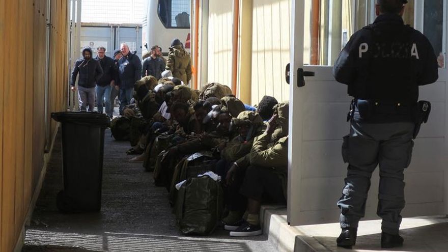 Recuperan 7 cadáveres y rescatan a 484 inmigrantes en el Mediterráneo central