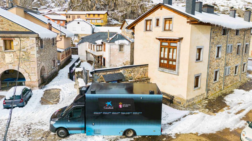 Las dificultades de los cajeros bancarios sobre ruedas en pueblos aislados de León se topan con el cobro de comisiones