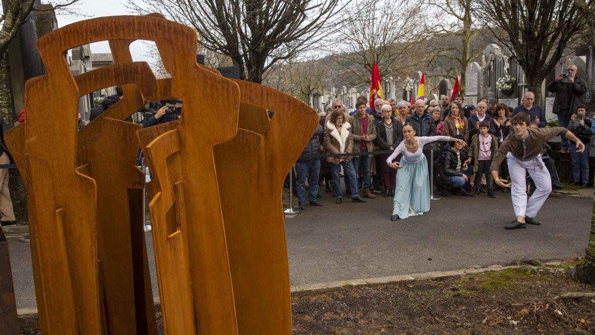 Familiares de los milicianos cuyos restos fueron hallados en el mausoleo franquista de Polloe, durante el acto de homenaje.