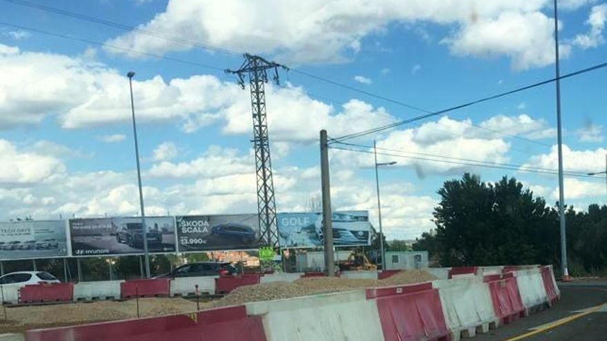 Las obras de la glorieta del Parque Tecnológico de León en la subida a La Virgen del Camino.
