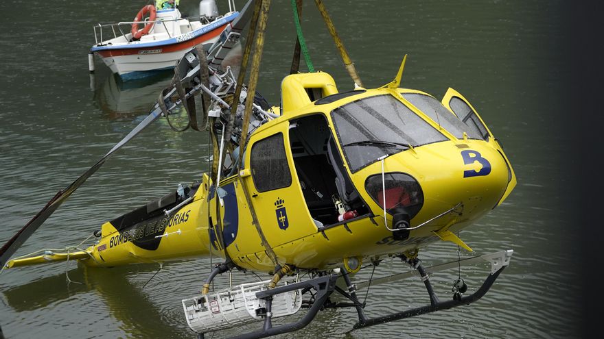 Sacan a la superficie el helicóptero hundido en el pantano de Tanes (Asturias)
