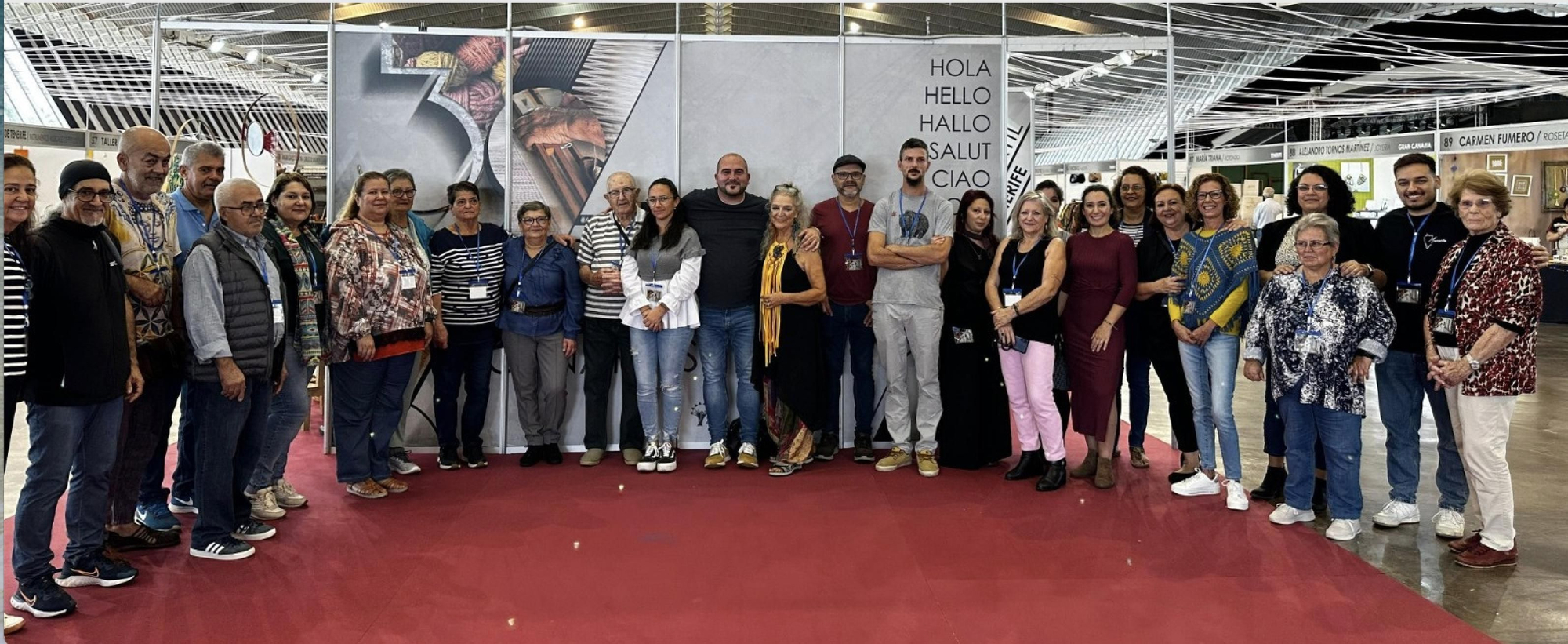 Pablo Díaz Cobiella con los artesanos en la Feria Regional de Artesanía.