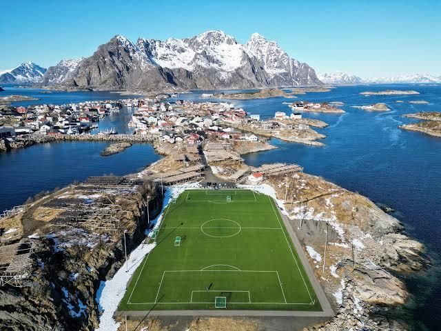 El campo de futbol de Henningsvaer es uno de los más bonitos y espectacular del planeta