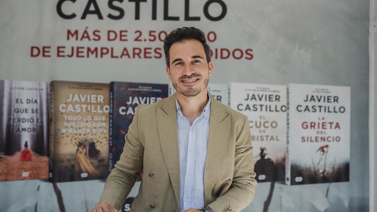 El escritor Javier Castillo durante una firma de libros