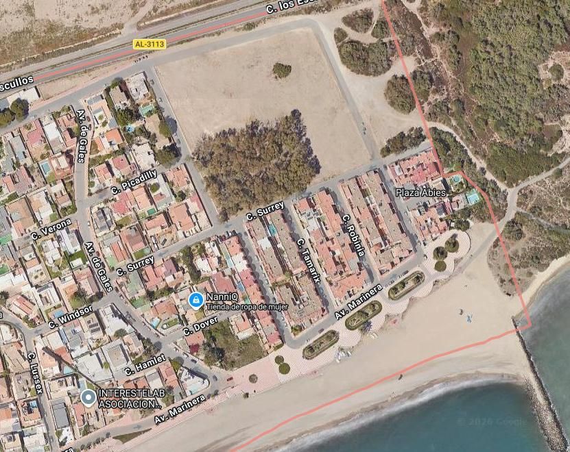 Según los vecinos, el descampado, que aparece arriba en la imagen, se usará como aparcamiento de los chiringuitos que se instalarán justo en la playa, que aparece abajo en la imagen