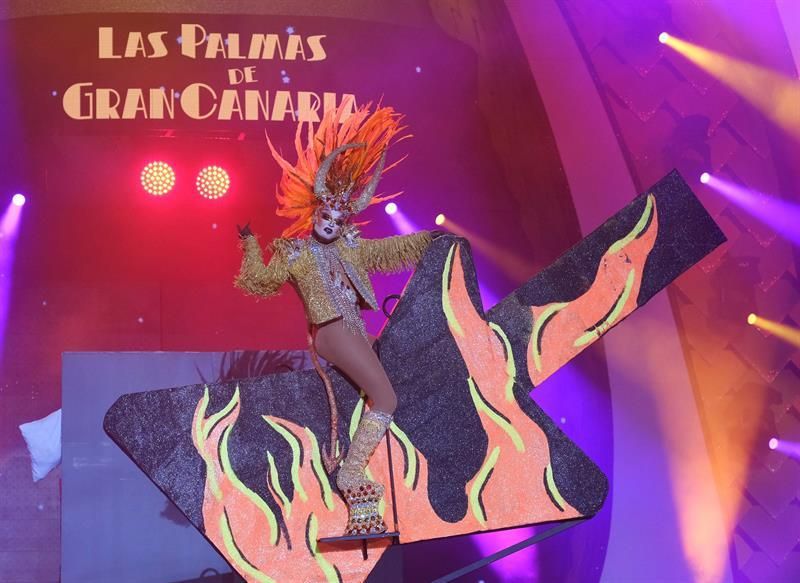 Drag Vulcano, con su fantasía 'Mira mardita...¡Eres er diablo!'. (EFE/Angel Medina G).