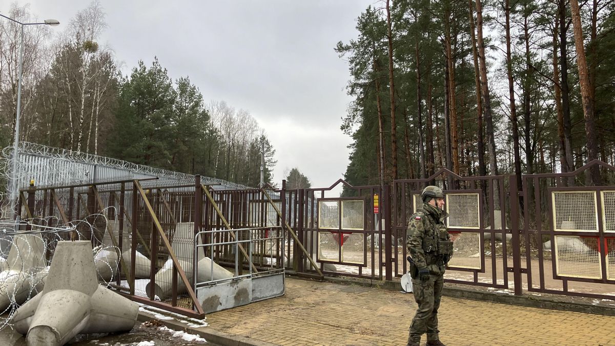 Un soldado monta guardia en la valla construida en la frontera polaca contra los ataques híbridos. 