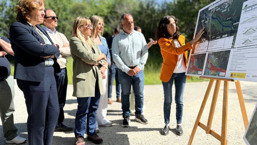 La delegada del Gobierno en Cantabria, Eugenia Gómez de Diego, y la presidenta de la Confederación Hidrográfica del Cantábrico, Bárbara Monte, visitan en Cabezón de la Sal las obras en el Saja