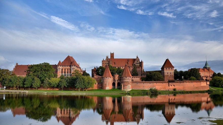 El castillo gótico que se irguió con más de 3.000.000 de ladrillos y es el más grande del mundo