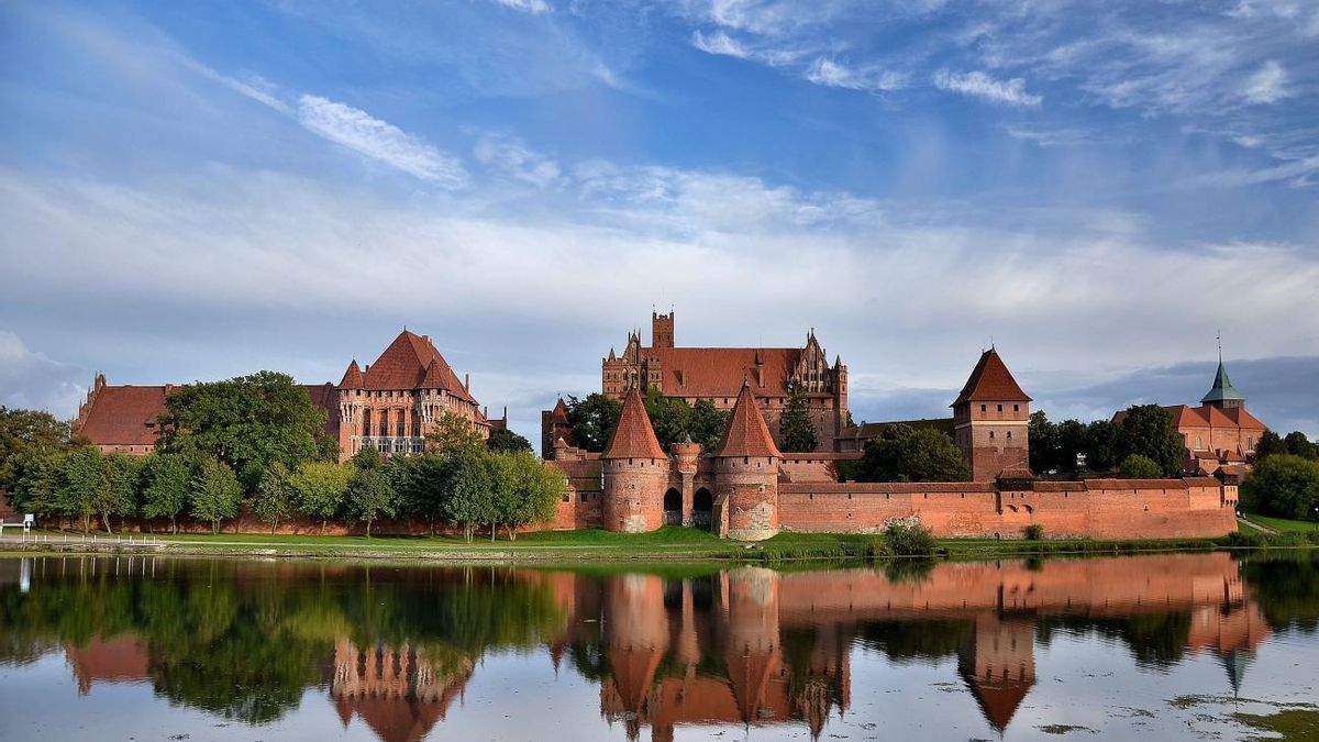 El castillo gótico que se irguió con más de 3.000.000 de ladrillos y es el más grande del mundo