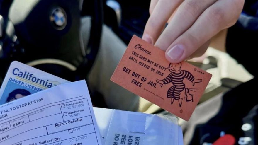 ¿Puede una carta del Monopoly librarte de una multa? Un conductor en California decidió probarlo y, aunque hizo reír a los agentes, fueron implacables con él