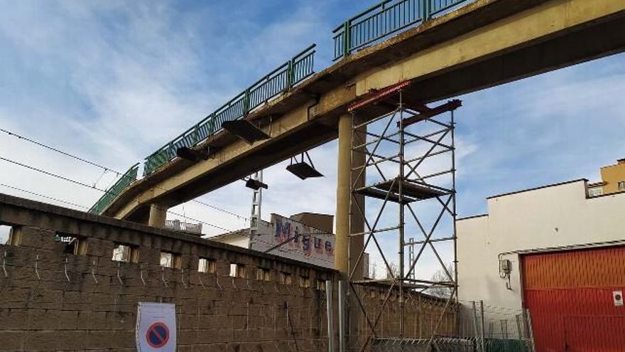 Trabajos para retirar la pasarela peatonal de Trobajo del Camino. // Uribe