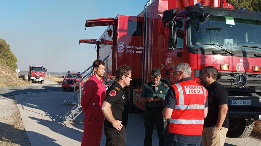 Efectivos en la zona del incendio de Carcastillo.