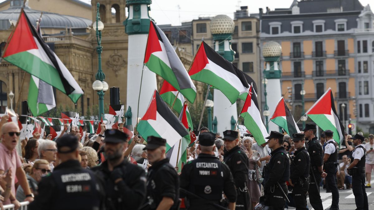 Concentración a favor de Palestina este viernes frente a la alfombra roja de la gala inaugural de la 73 el Festival Internacional de Cine de San Sebastián.