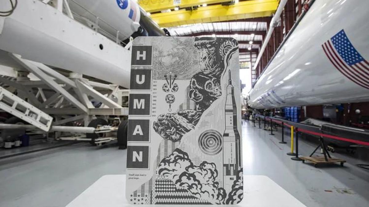 Uno de los grabados de la serie 'Human Kind' de Tristan Eaton antes de lanzarse al espacio en una nave de SpaceX