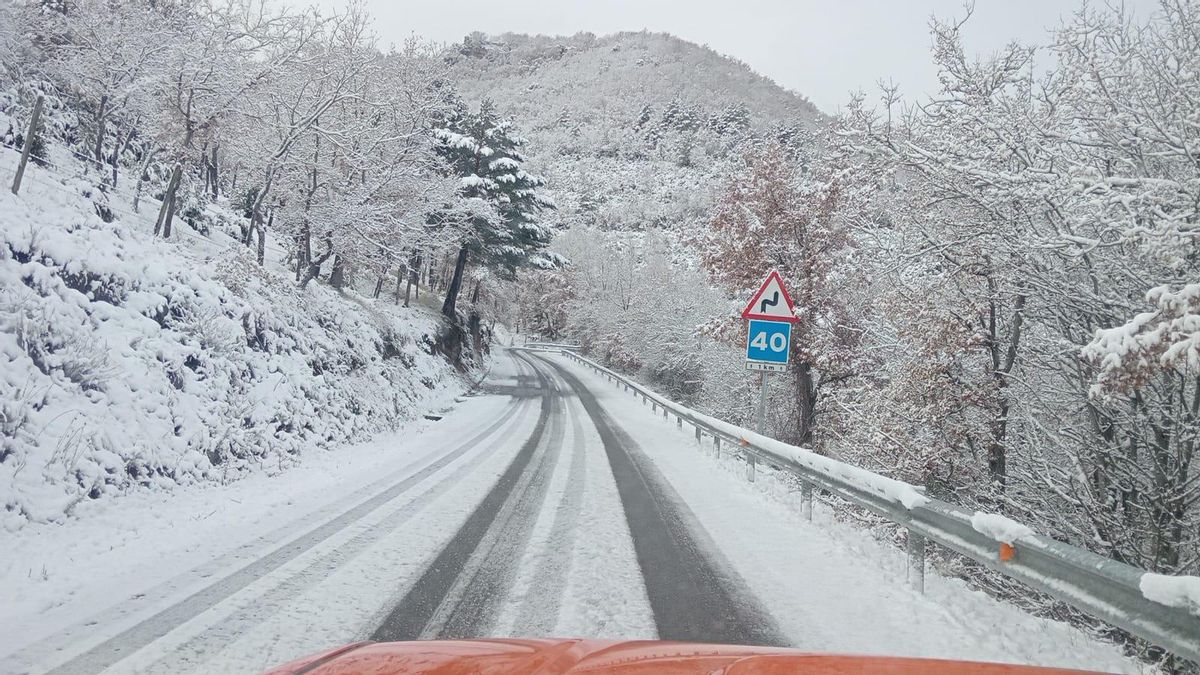Primera nevada de la temporada en La Rioja: doce quitanieves trabajando y el Alto de Vallaroso cerrado