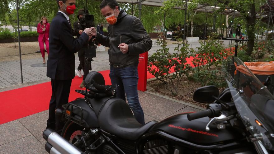 El candidato a la presidencia de la Comunidad de Madrid por Ciudadanos, Edmundo Bal, acompañado por el director general de Telemadrid, José Pablo López