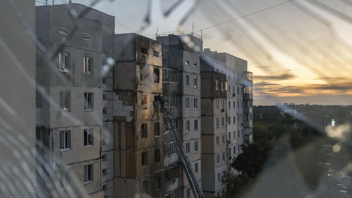 Destrozos causados por un ataque con dron ruso contra un edificio residencial en Kiev, el 3 de septiembre de 2026.