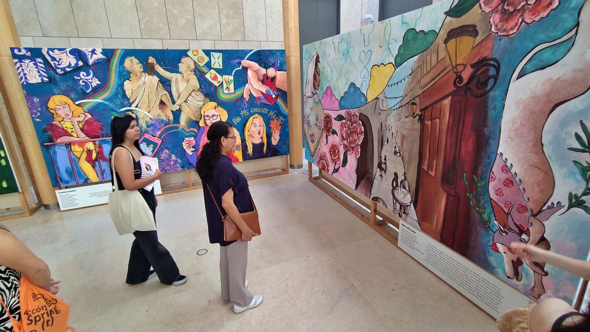 Dos de los murales que componen la muestra en el Museo de Historia