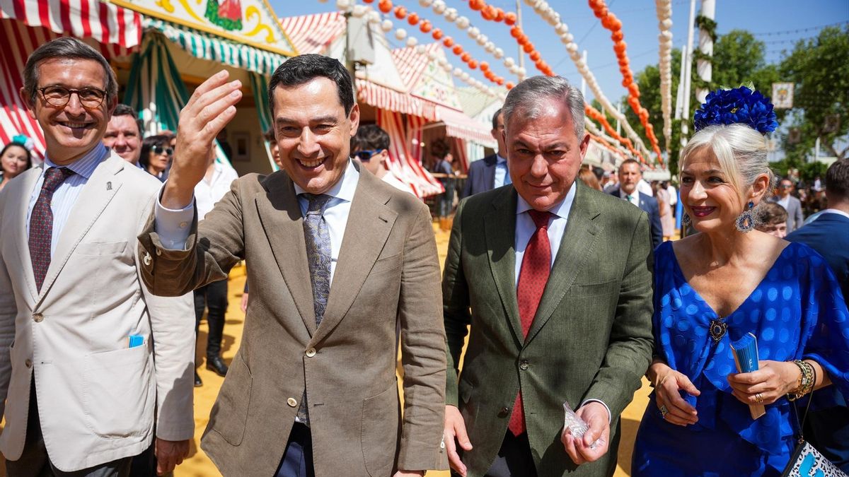 Los políticos reparten amor y selfies en la Feria de Sevilla en plena precampaña para las elecciones andaluzas