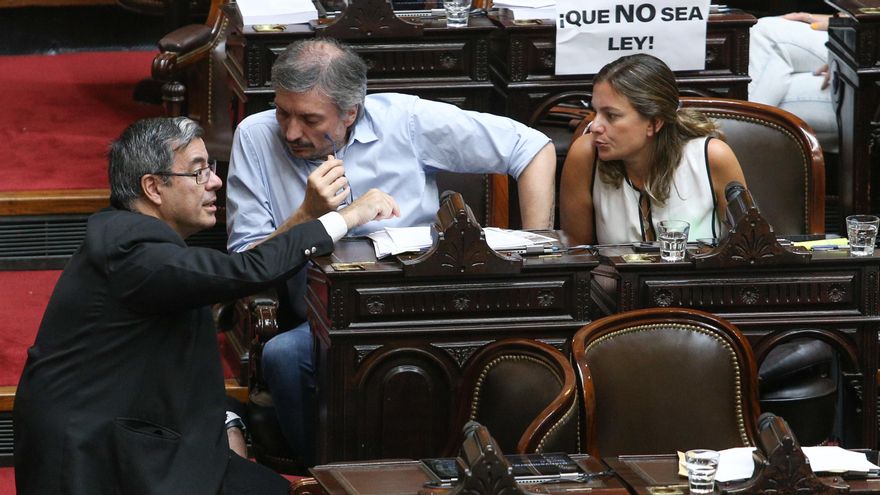 Vanesa Siley junto a Máximo Kirchner y Germán Martínez