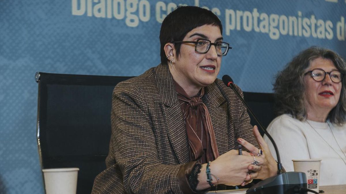 Elisa Reche, directora de elDiario.es Región de Murcia, durante la moderación de la mesa redonda