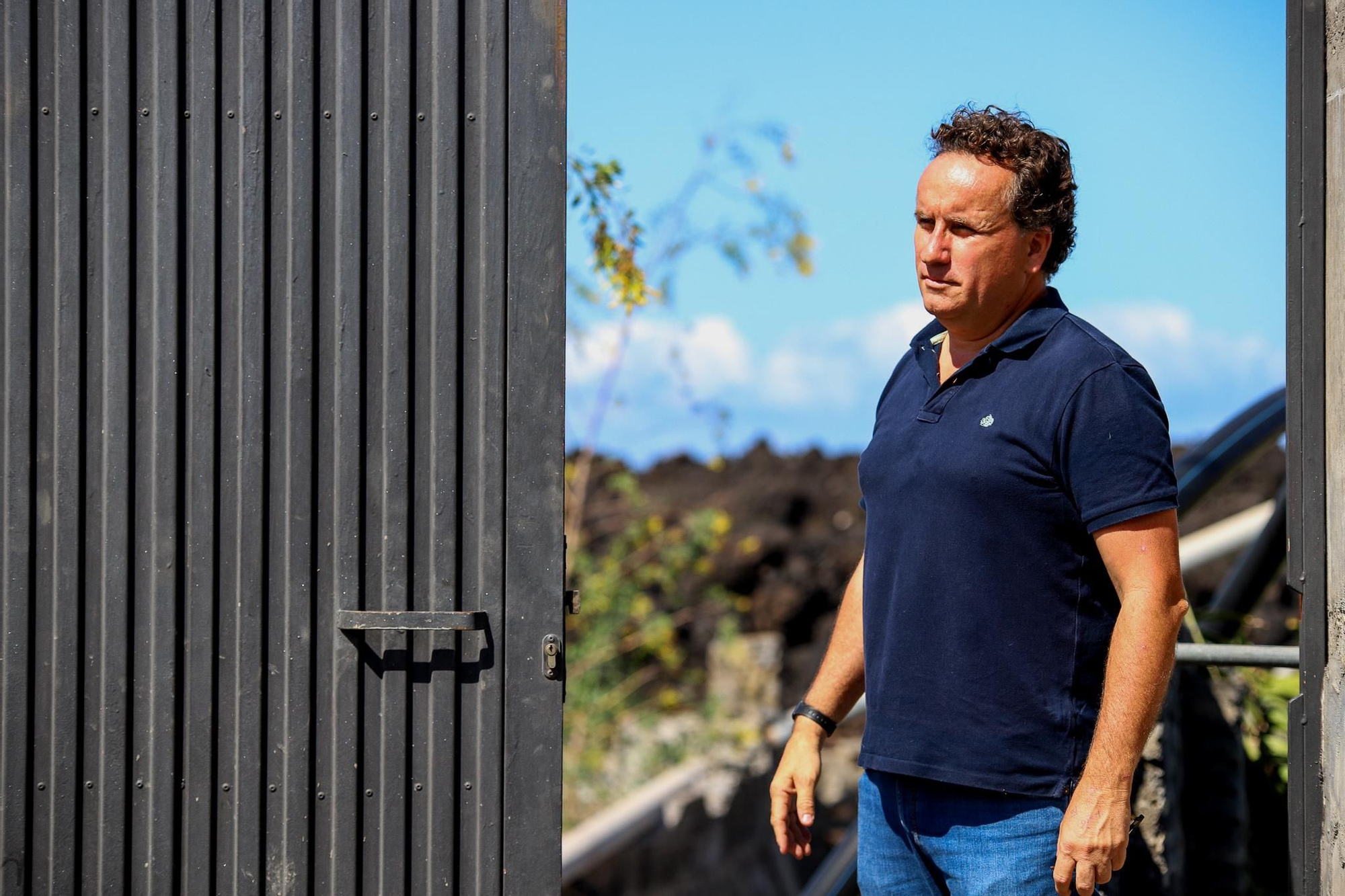 De las 42 hectáreas de la finca de plátanos de Gregorio Hernández, el volcán le dejó con “unas veinte o treinta matas y el depósito de agua”. Luis G. Morera/Efe