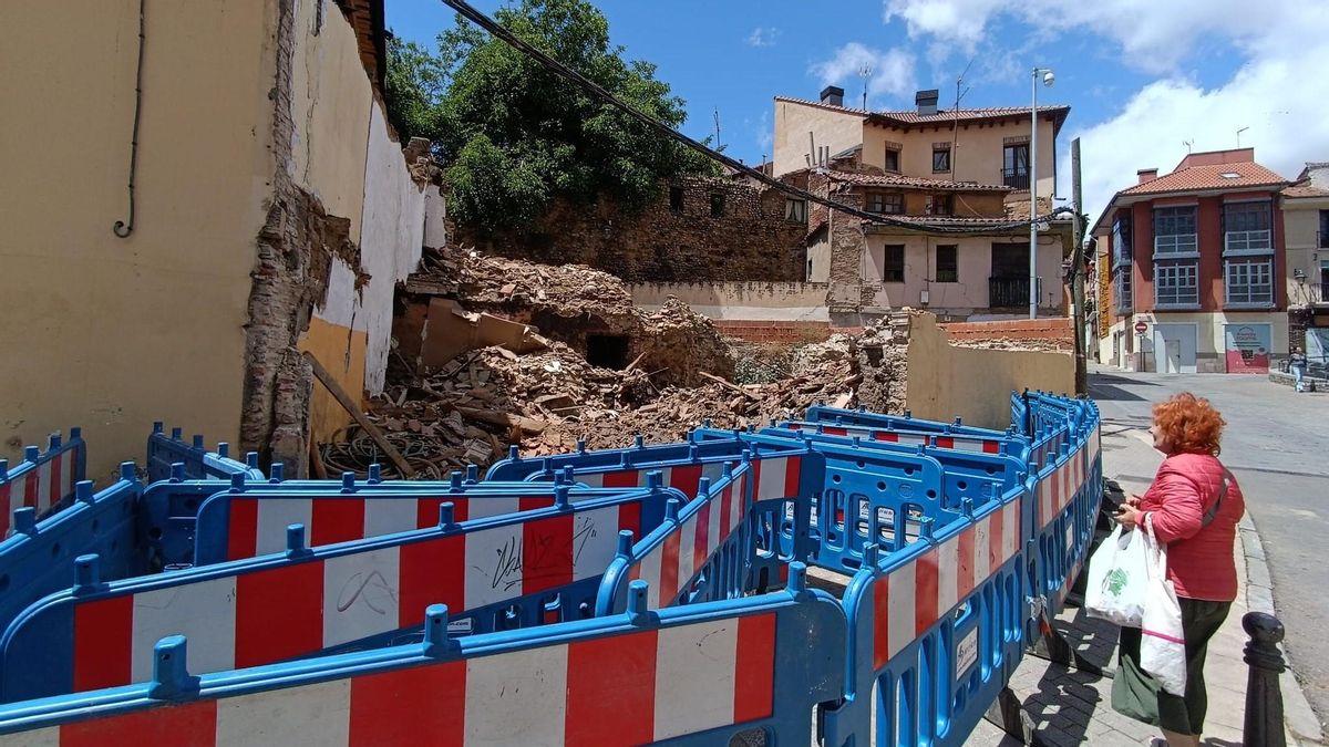 Derribo del Ayuntamiento de una nueva casa en Santa Ana con el argumento de liberar la vista de la muralla, al fondo.